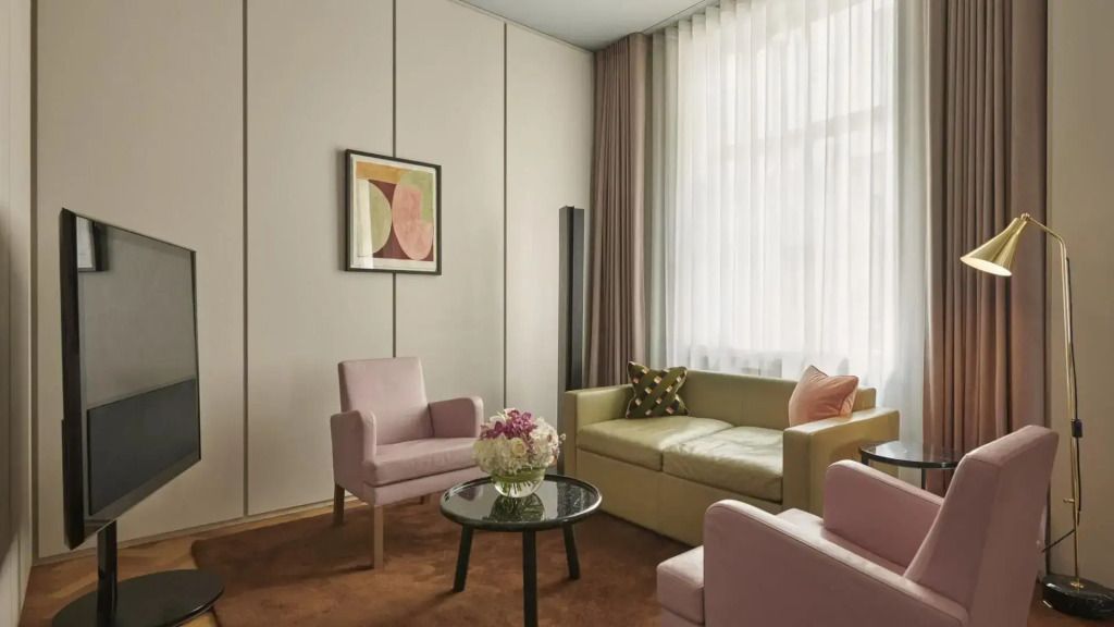 Wohnbereich der Family Suite mit Couch und Sesseln im Hotel Cafe Royal London