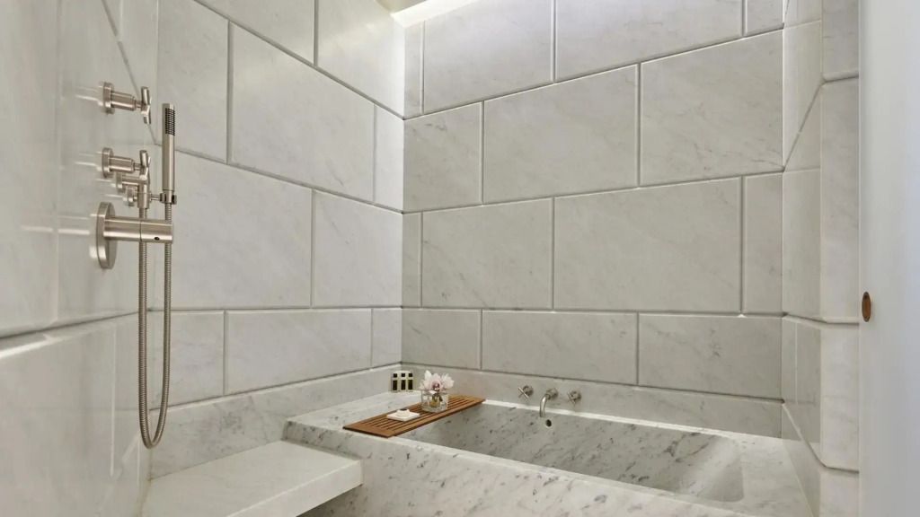 Marmorbadezimmer mit eleganter Badewanne in der Family Suite im Hotel Cafe Royal London