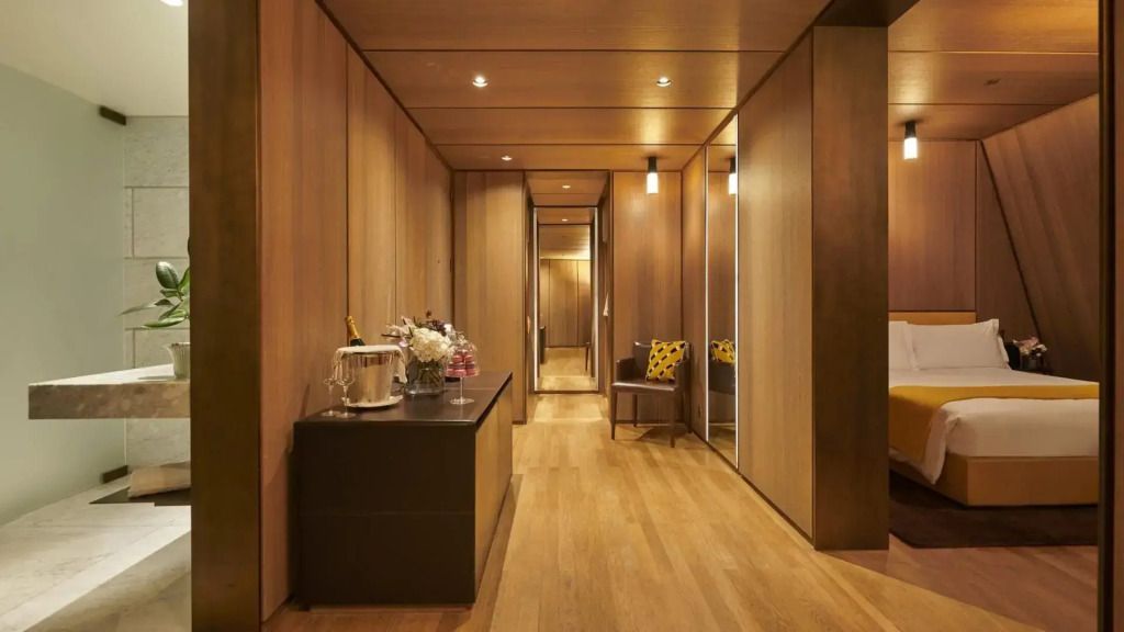 Langer Flur mit Holzwänden und eleganten Beleuchtungselementen