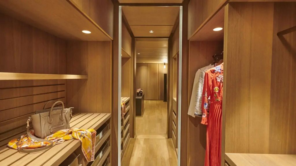 Großer begehbarer Kleiderschrank mit Hängemöglichkeiten und Regalen