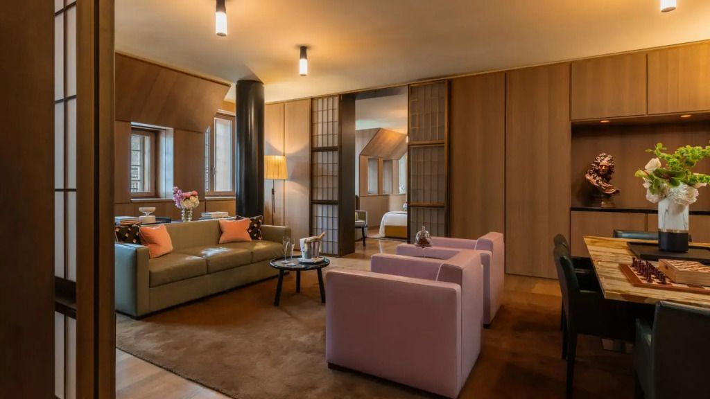 Gemütlicher Wohnbereich mit eleganten Möbeln und warmem Licht in der Oscar Doppel Suite