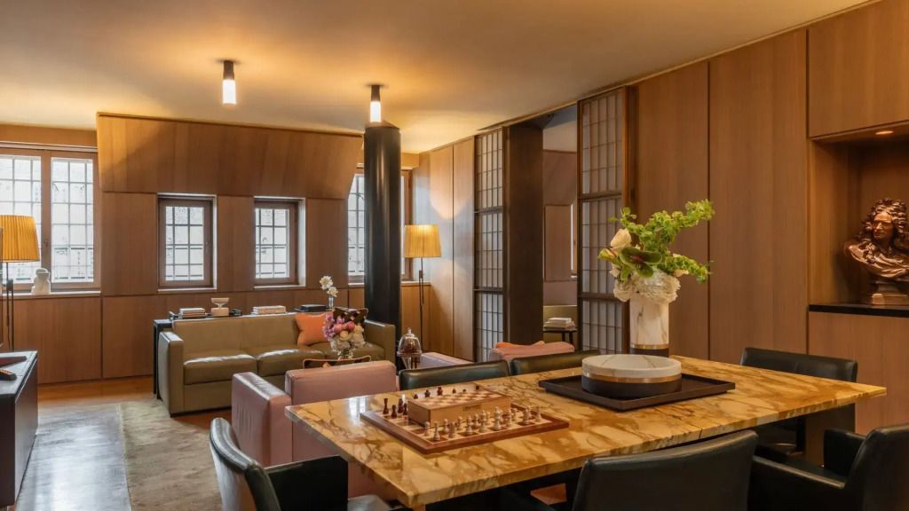 Geräumiges Wohnzimmer mit Esstisch und stilvollem Dekor in der Oscar Doppel Suite