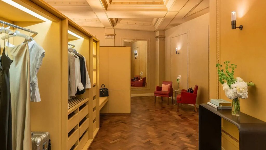 Geräumiger begehbarer Kleiderschrank in der Präsidentensuite mit Holzfußboden