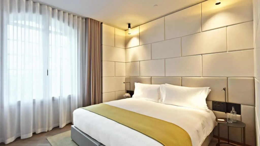 Lichtdurchflutetes Schlafzimmer mit einem großen Doppelbett