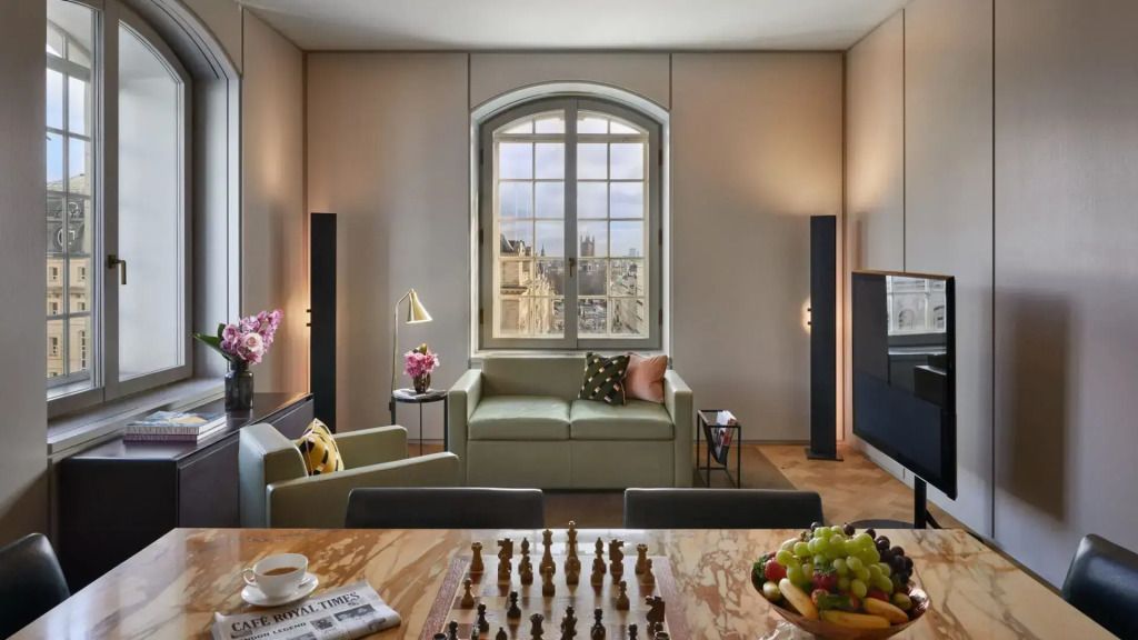 Heller Wohnbereich mit Aussicht auf London und eleganter Einrichtung