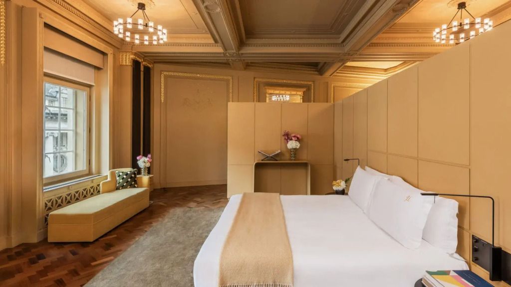 Geräumiges Schlafzimmer der Royal Suite mit hohen Decken und stilvoller Einrichtung