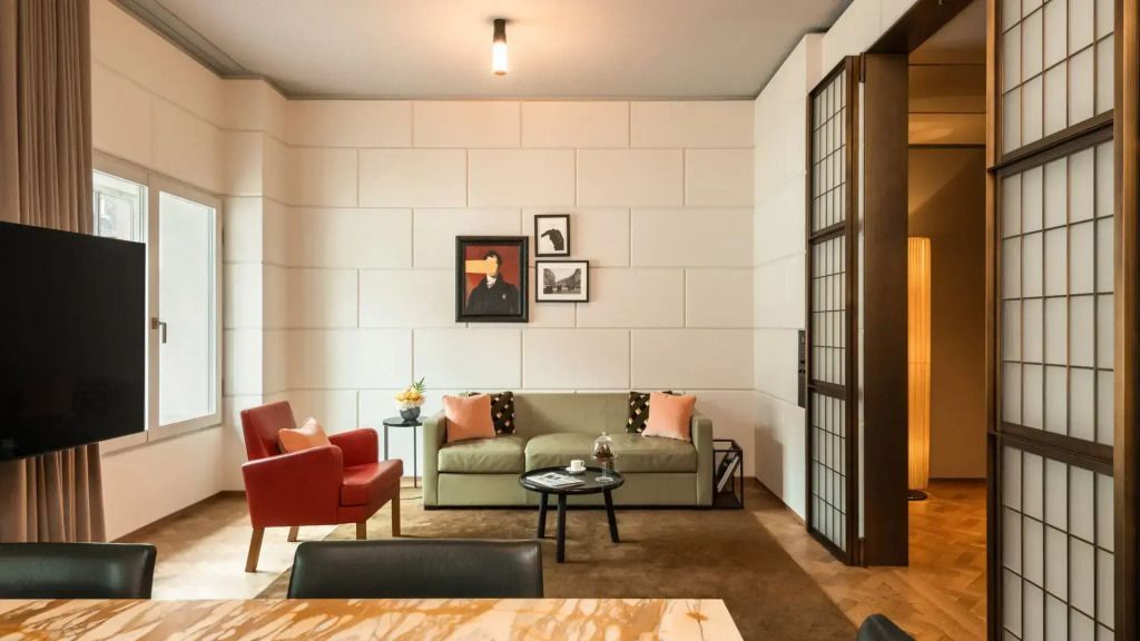 Gemütlicher Sitzbereich der Royal Suite mit modernen Kunstwerken und Beleuchtung