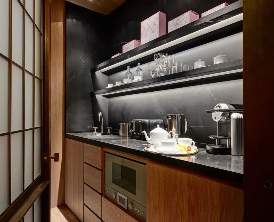 Moderne Küche der Royal Suite mit hochwertigen Geräten und edler Ausstattung