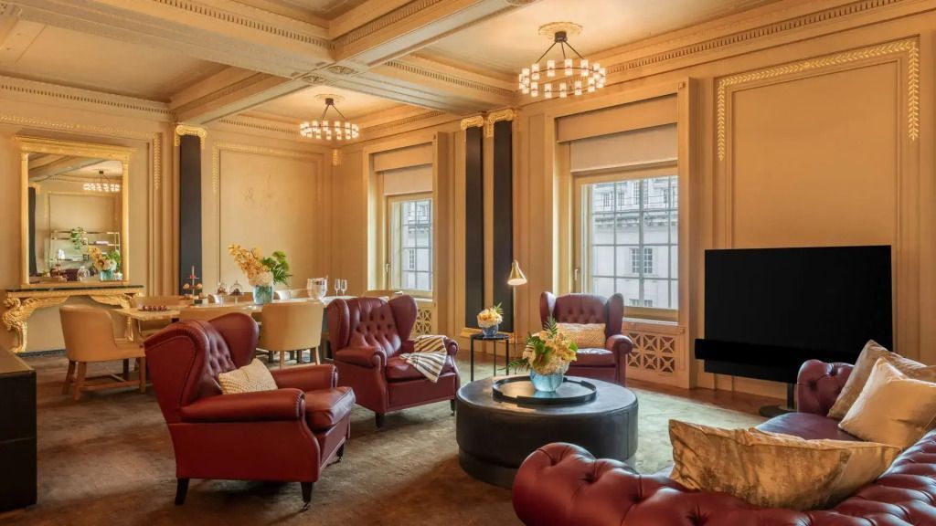 Geräumige Lounge mit eleganten Ledersesseln und stilvoller Beleuchtung.