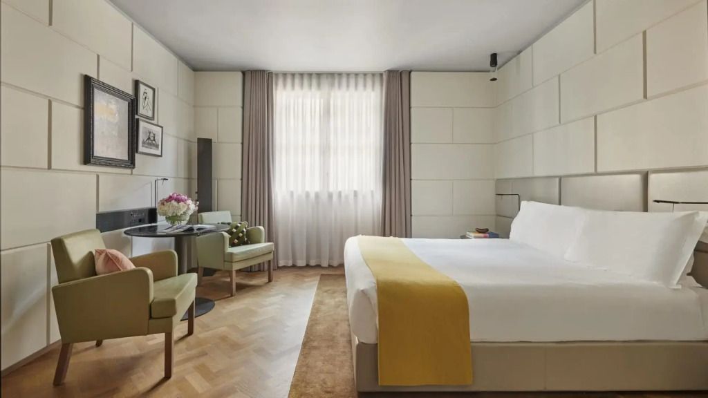 Lichtdurchflutetes Zimmer mit komfortablem Doppelbett und modernen Akzenten