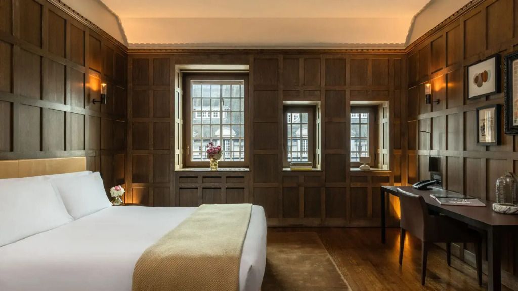 Tudor Suite des Hotel Cafe Royal mit Holzvertäfelung und großen Fenstern