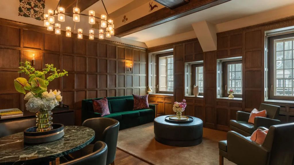 Wohnbereich der Tudor Suite mit Sofa, Sessel und Kronleuchter