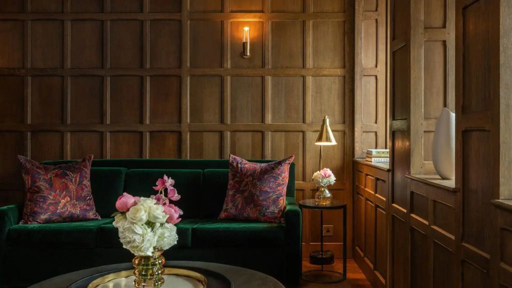 Sitzecke der Tudor Suite mit Sofa, Tisch und dekorativer Beleuchtung