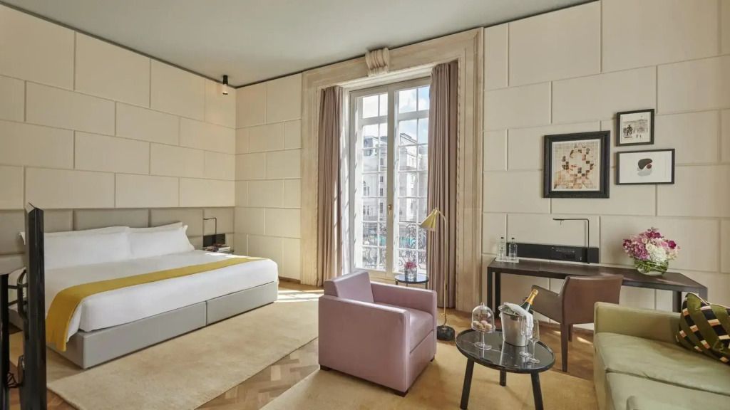 Helle Westminster Doppel Suite mit großem Fenster und modernem Dekor