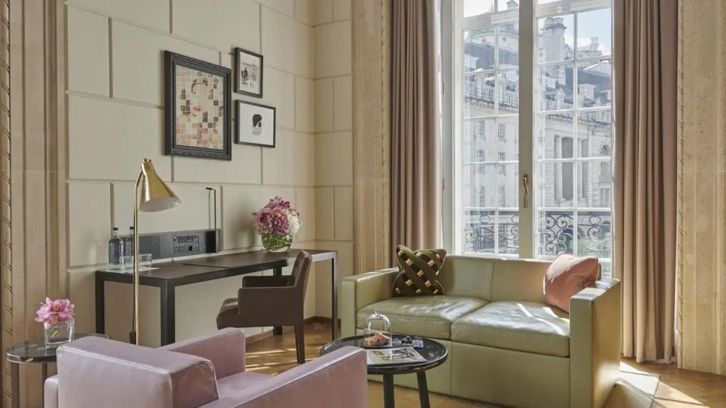 Gemütliche Sitzecke in der Westminster Doppel Suite mit Kunstwerken an den Wänden
