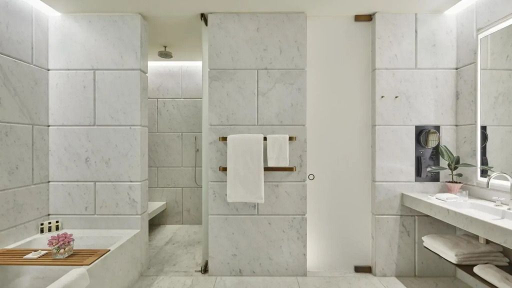 Geräumige Dusche im Marmorbad der Westminster Doppel Suite
