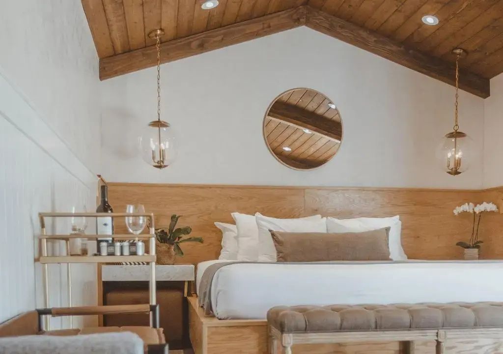 Elegantes Schlafzimmer mit Holzdecke und modernem Dekor in der Deluxe Doppel Suite.