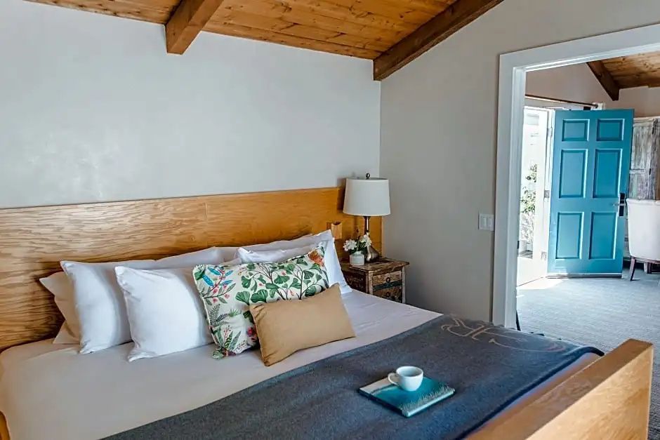 Elegantes Schlafzimmer mit Holzdecke und großem Doppelbett im Bungalow