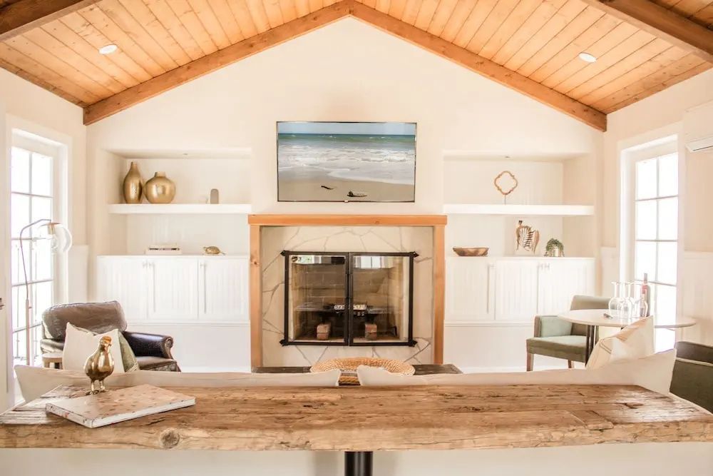 Wohnzimmer mit rustikalem Stil und stilvollem Kamin