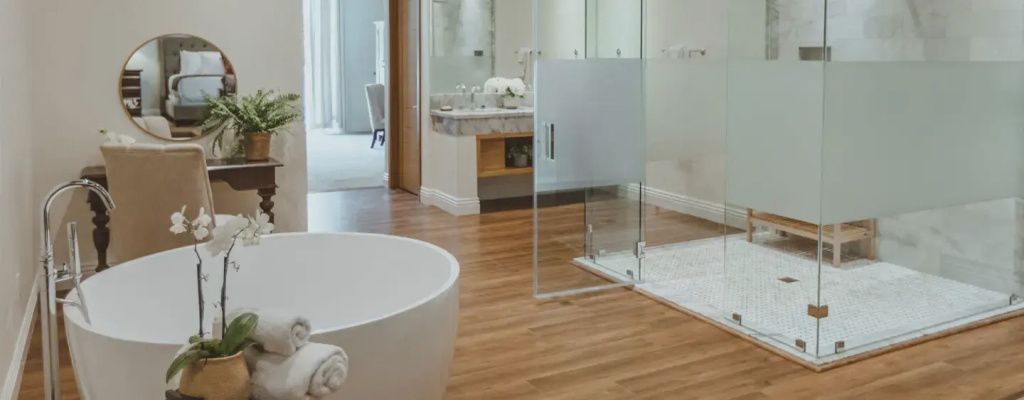 Modernes Badezimmer mit freistehender Badewanne und verglaster Dusche
