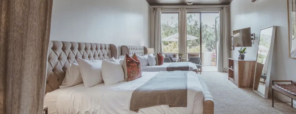 Gemütliches Doppelzimmer mit Blick auf die Terrasse im CALAMIGOS RANCH Resort