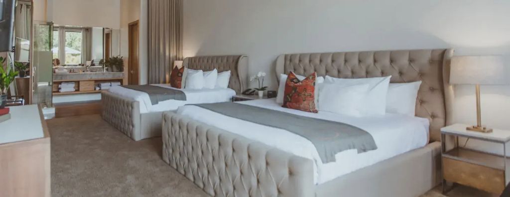 Zwei stilvolle Doppelbetten im CALAMIGOS RANCH Resort Estate Doppelzimmer