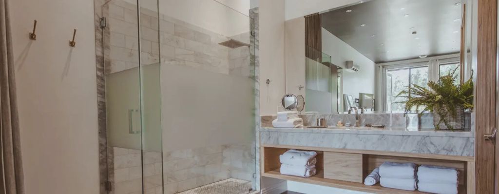 Modernes Badezimmer mit Marmordetails im CALAMIGOS RANCH Resort