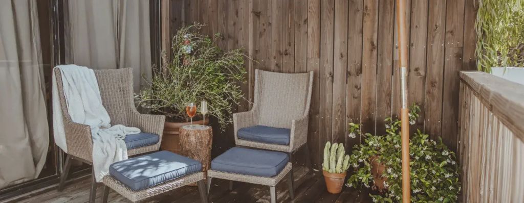 Charmante Terrasse mit Sitzgelegenheiten im CALAMIGOS RANCH Resort