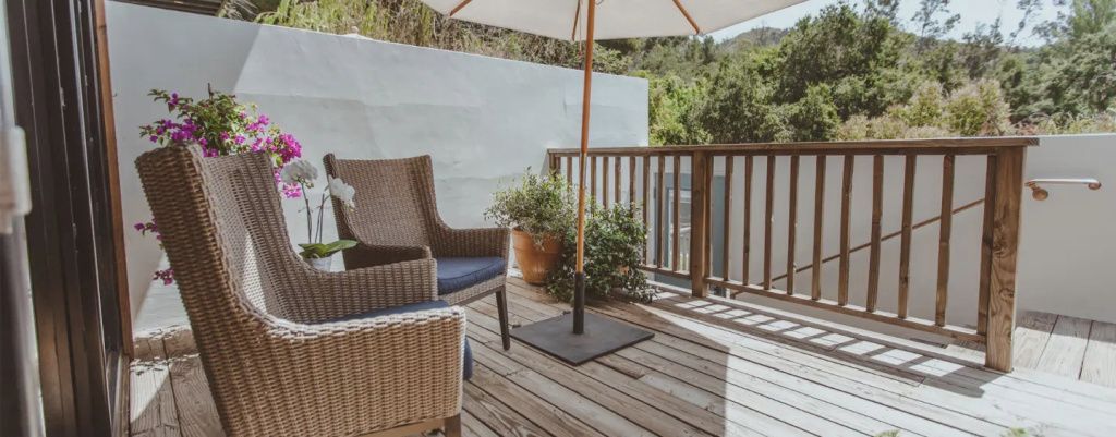 Private Terrasse mit Sonnenschirm und Blick auf die Natur im CALAMIGOS RANCH Resort
