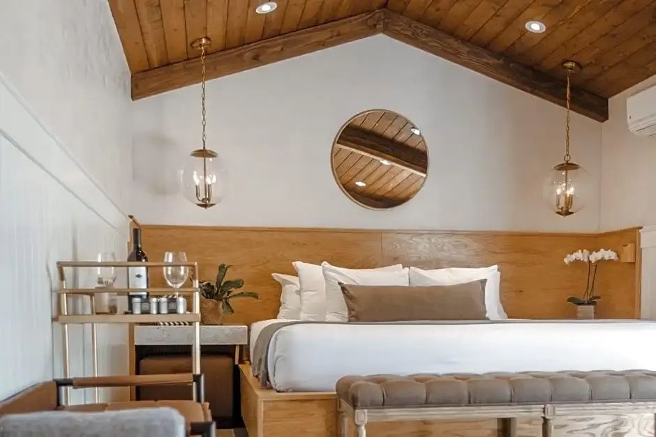 Elegantes Schlafzimmer mit Holzdecke und stilvollen Möbeln