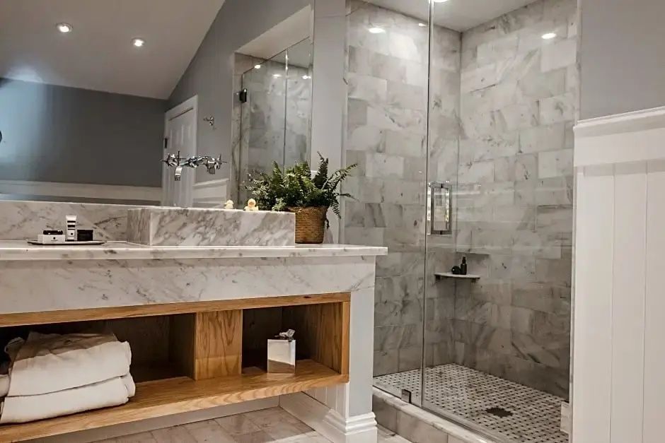 Luxuriöses Badezimmer mit Glasdusche und Marmorelementen