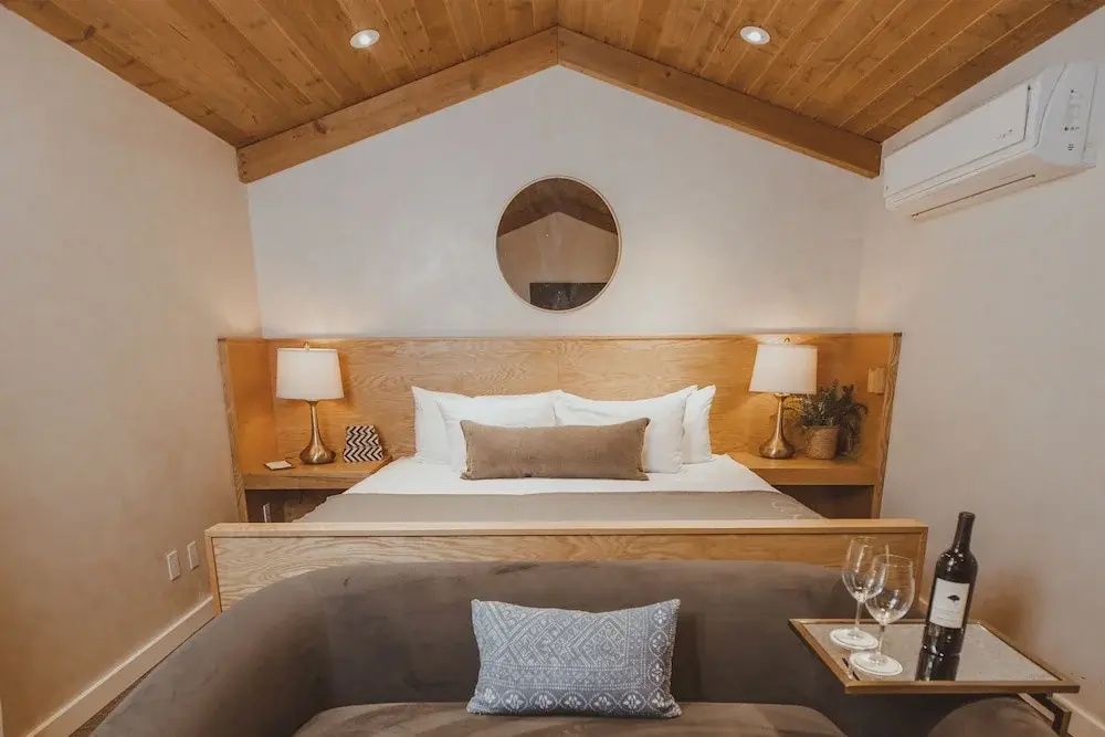 Gemütliches Premium-Hütte-Zimmer mit Holzdecke und Doppelbett