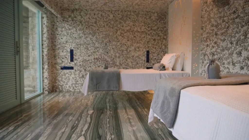 Gemütliches Zimmerdesign mit marmorierten Böden und eleganter Beleuchtung