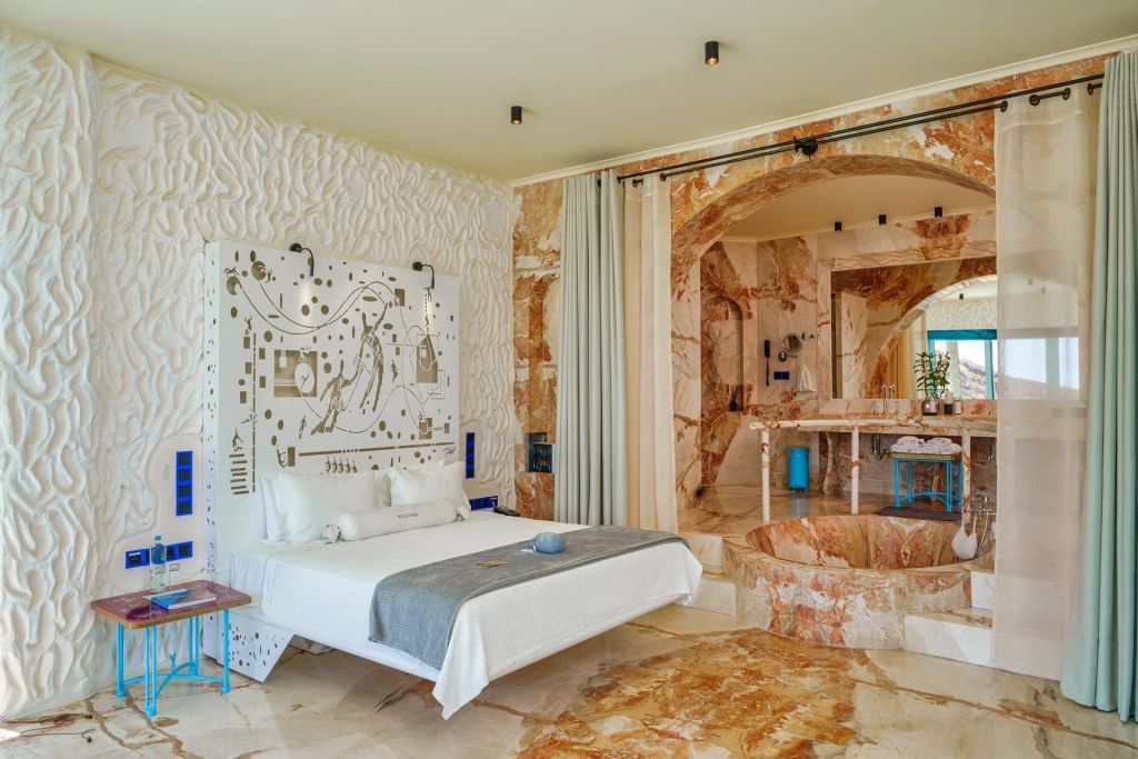 Elegantes Schlafzimmer mit kunstvollem Wandpanel und natürlicher Steinoptik
