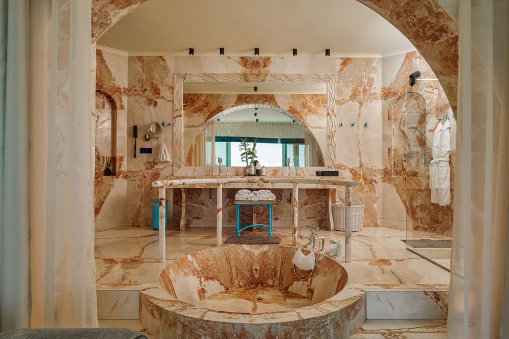 Luxuriöses Badezimmer mit Naturstein und großzügiger Badewanne