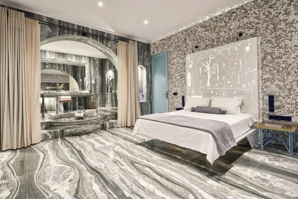 Luxuriöses Zimmer mit Marmorboden und stilvollem Doppelbett in der Blue & You Suite