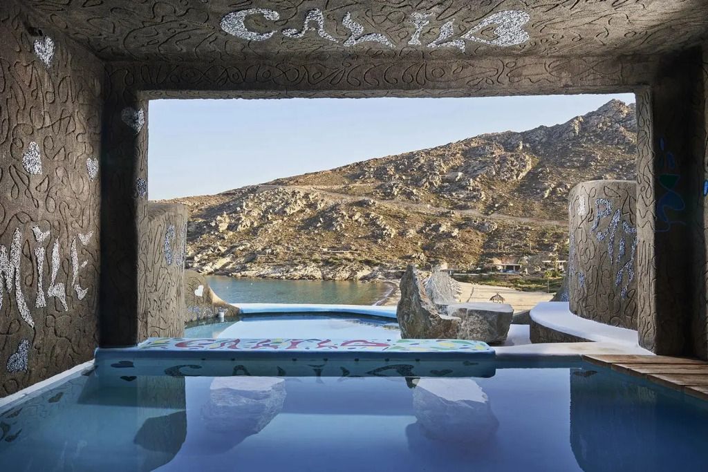 Infinity-Pool mit Blick auf die Hügel und das Meer im Calilo Hotel
