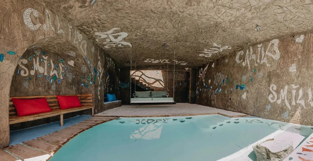 Privater Indoor-Poolbereich mit Schaukelliege im Calilo Hotel