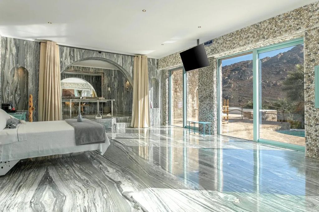 Deluxe Suite mit Panoramafenstern, Marmorboden und Sicht auf die Landschaft.
