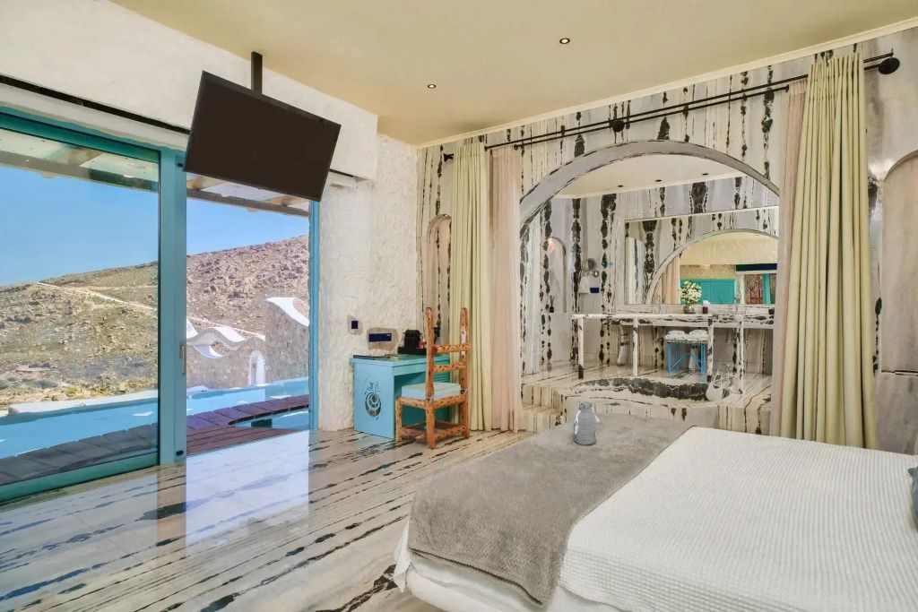 Luxuriöses Zimmer mit Doppelbett und Poolblick durch große Glastüren
