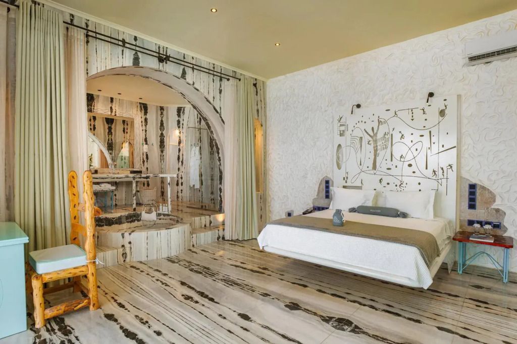 Geräumiges Schlafzimmer mit kunstvollem Wanddesign und gemütlichem Doppelbett