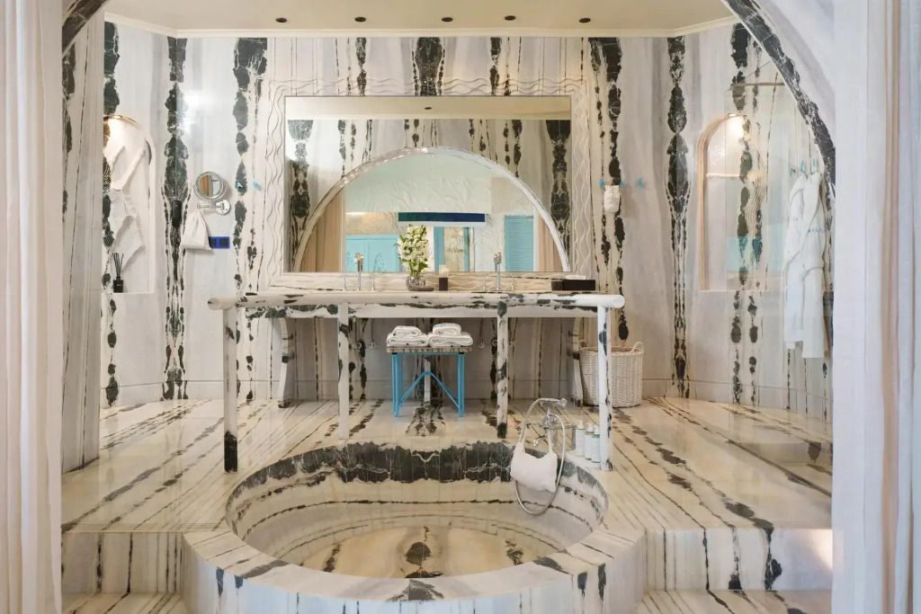 Luxuriöses Badezimmer mit großen Spiegeln und eindrucksvollem Design