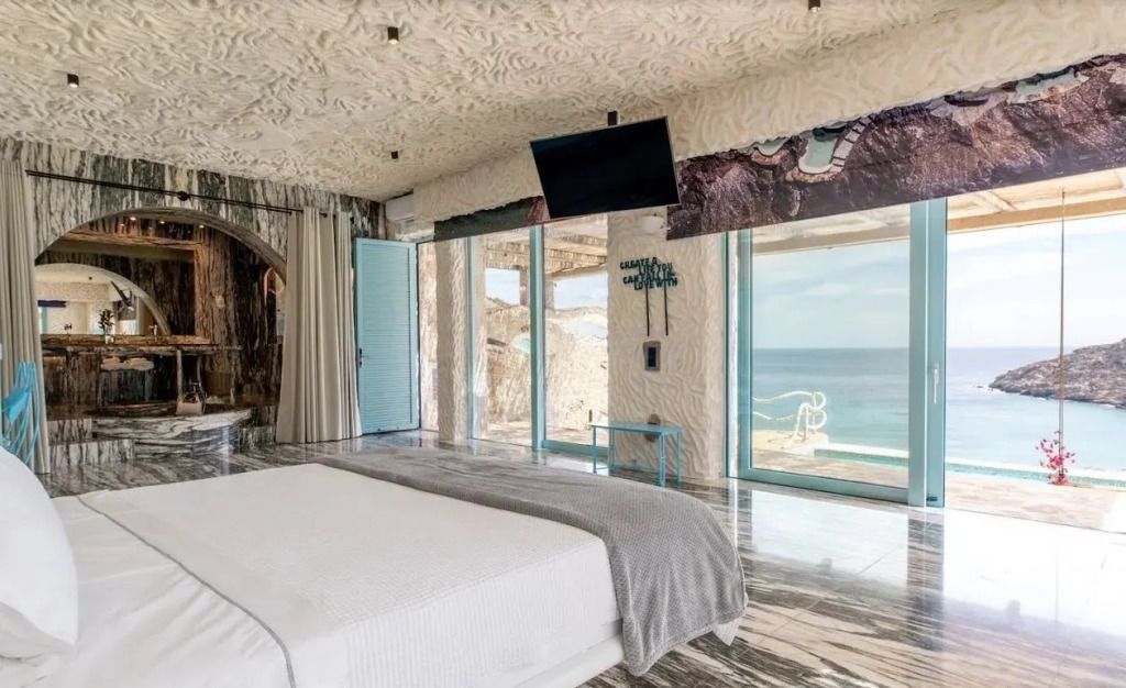 Elegantes Schlafzimmer mit Meerblick und modernem Interieur in der Suite.