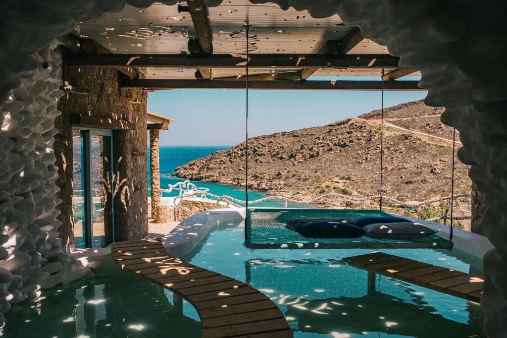 Große Fensterfront mit Blick auf das Meer und Poolbereich im Vordergrund