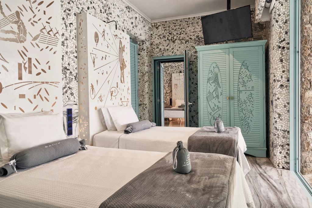 Zweibettzimmer der Echoes of Happiness Suite mit künstlerischer Wandgestaltung