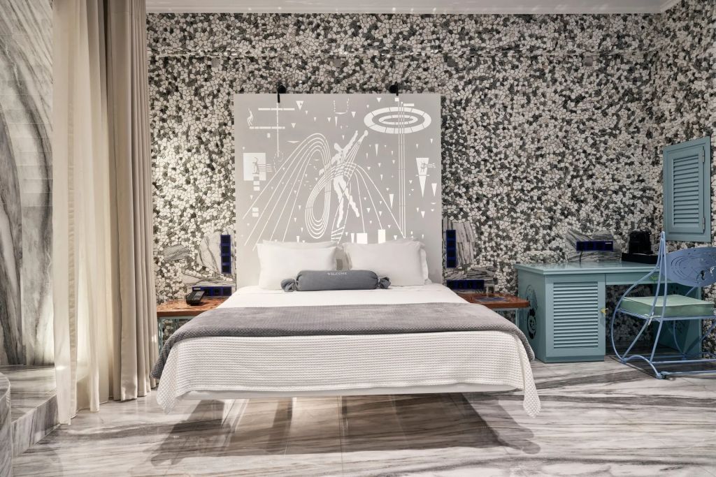 Schlafzimmer der Echoes of Happiness Suite mit Doppelbett und stilvollem Design