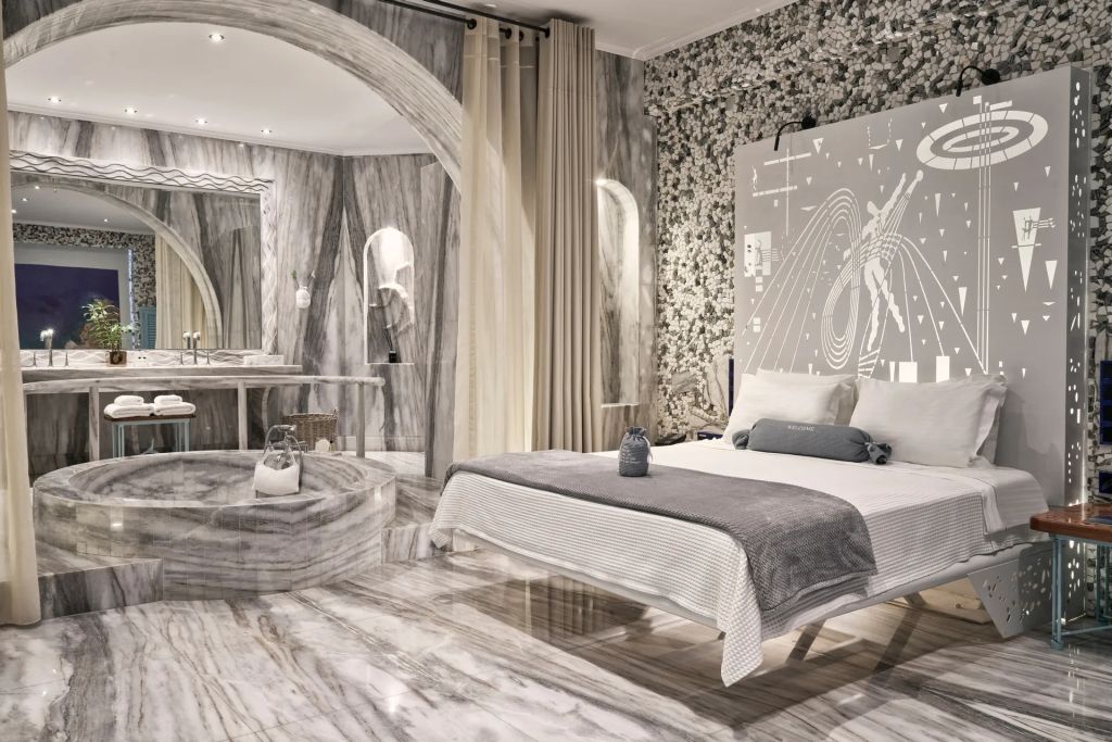 Hauptschlafzimmer mit Badezimmer in der Echoes of Happiness Suite