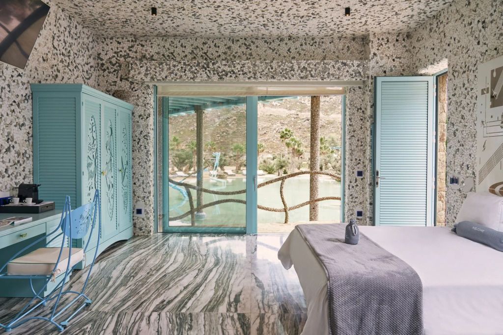 Geräumiges Schlafzimmer mit großen Fenstern und Blick auf die Umgebung.