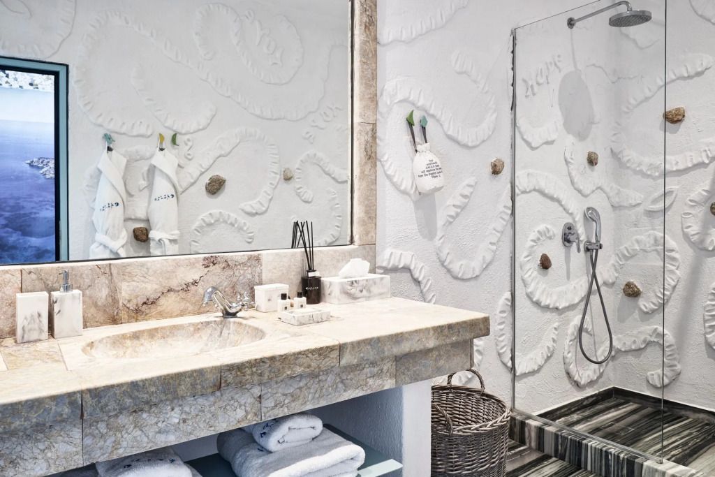 Modernes Badezimmer mit eleganter Einrichtung und Marmorakzenten.
