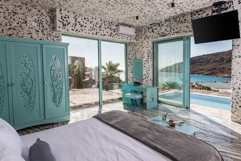 Geräumiges Zimmer mit Meerblick, türkisfarbene Details und Zugang zur Terrasse